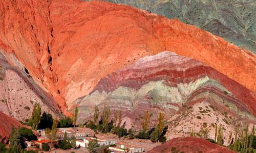 Vista panorámica de los cerros de Cafayate con sus variados colores estratificados.