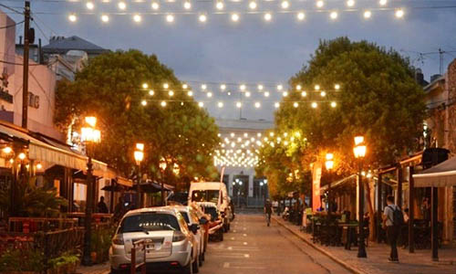 Foto de la calle Balcarce con las tradicionales guirnardas de luces que la decoran.