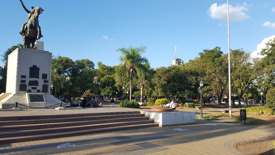 Plaza 25 de Mayo y Catedral San Rafael
