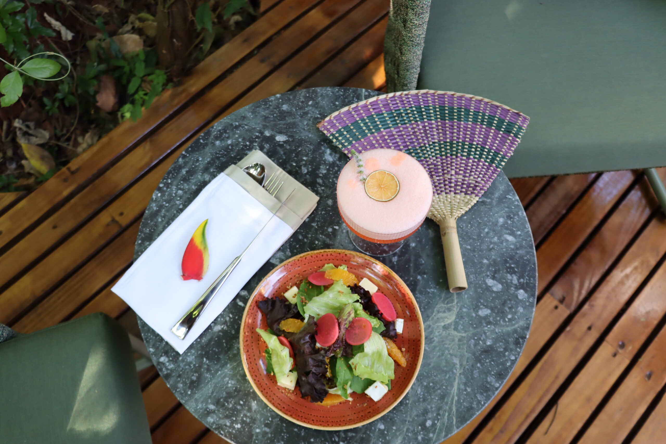 Plato gourmet y ambientación natural