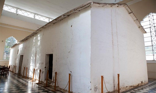 Vista interna de la casa original de la familia Esquiú dentro del templete Art Nuveau construido para protegerlo y preservarlo de los elementos.