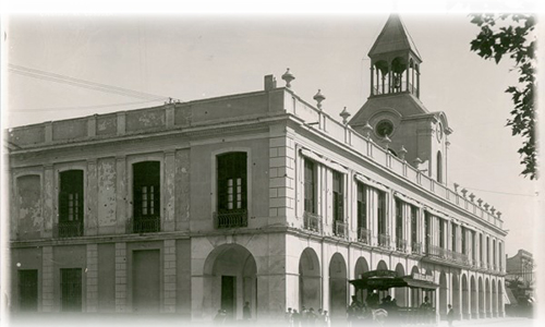 Imagen histórica del Cabildo de Córdoba circa 1881, luciendo su torre central que luego fuera demolida
